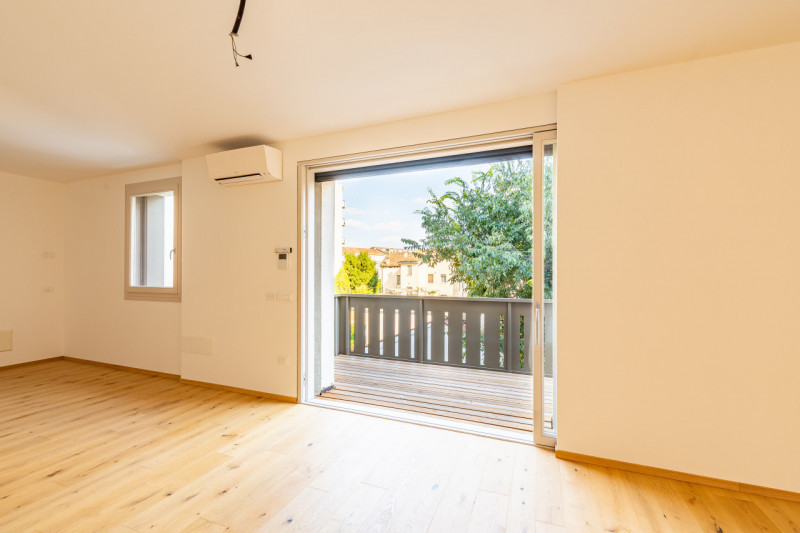 Vicenza, siamo a proporre, in zona Valletta del Silenzio, porzione di villa bifamiliare ristruttu...