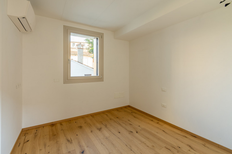 Vicenza, siamo a proporre, in zona Valletta del Silenzio, porzione di villa bifamiliare ristruttu...