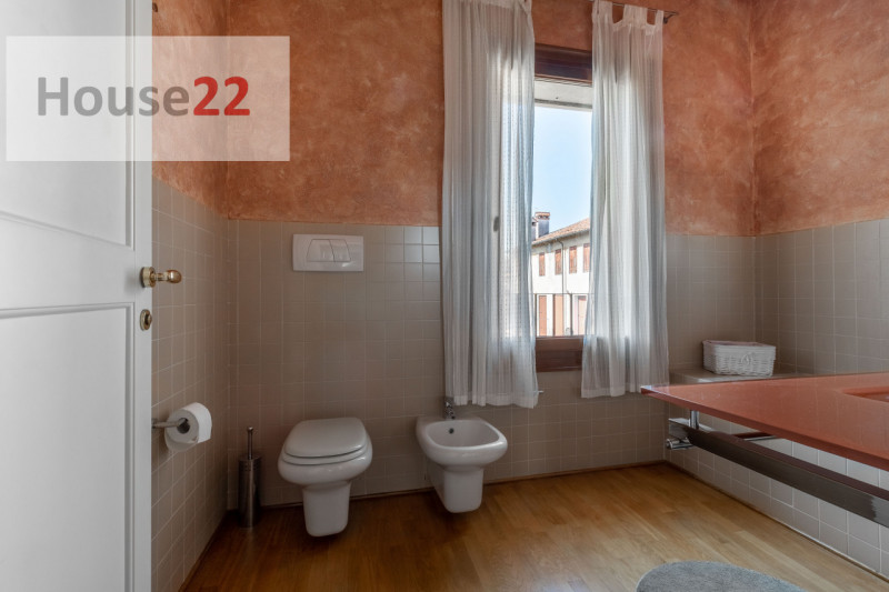 VICENZA – CENTRO STORICO (NO ZTL): Incantevole opportunità immobiliare  servita da ascensore, sit...