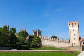 "In esclusiva presso la nostra agenzia immobiliare, in una delle più caratteristiche piazze del c...