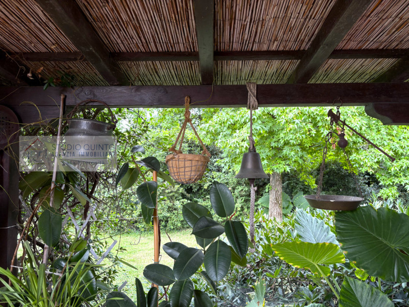 In campagna, ma non isolata e immersa nel verde di Quinto di Treviso, proponiamo questa villa sin...