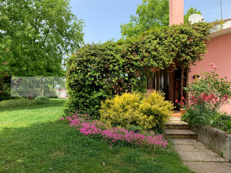 In campagna, ma non isolata e immersa nel verde di Quinto di Treviso, proponiamo questa villa sin...