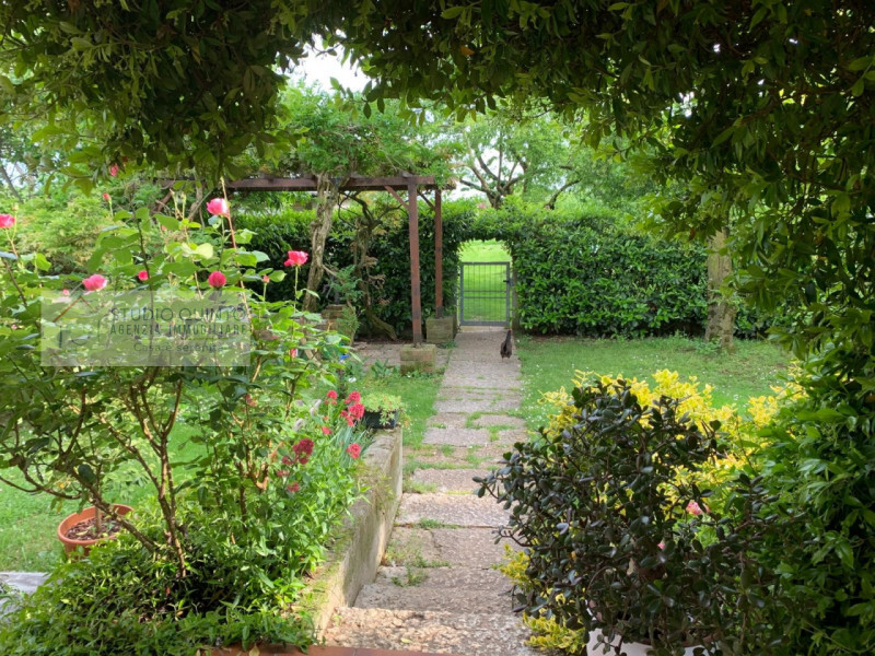 In campagna, ma non isolata e immersa nel verde di Quinto di Treviso, proponiamo questa villa sin...