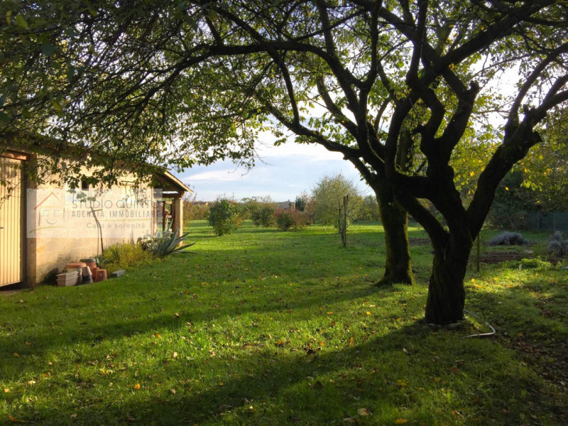In campagna, ma non isolata e immersa nel verde di Quinto di Treviso, proponiamo questa villa sin...