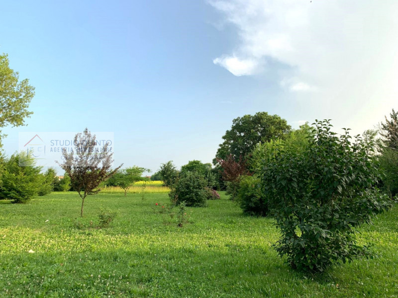 In campagna, ma non isolata e immersa nel verde di Quinto di Treviso, proponiamo questa villa sin...