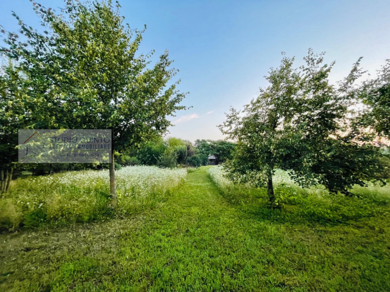 In campagna, ma non isolata e immersa nel verde di Quinto di Treviso, proponiamo questa villa sin...