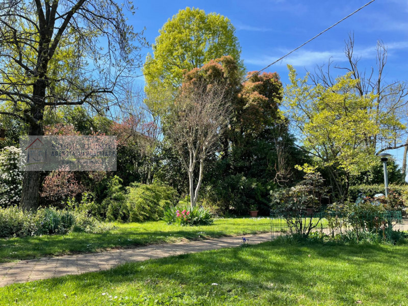 In campagna, ma non isolata e immersa nel verde di Quinto di Treviso, proponiamo questa villa sin...
