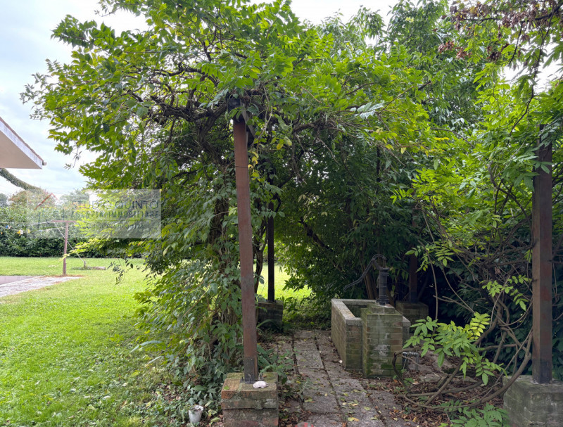 In campagna, ma non isolata e immersa nel verde di Quinto di Treviso, proponiamo questa villa sin...
