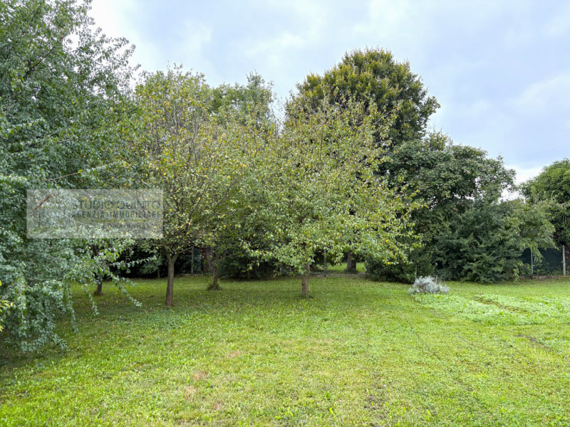 In campagna, ma non isolata e immersa nel verde di Quinto di Treviso, proponiamo questa villa sin...