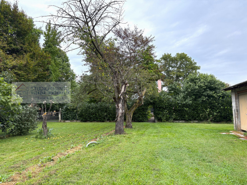 In campagna, ma non isolata e immersa nel verde di Quinto di Treviso, proponiamo questa villa sin...