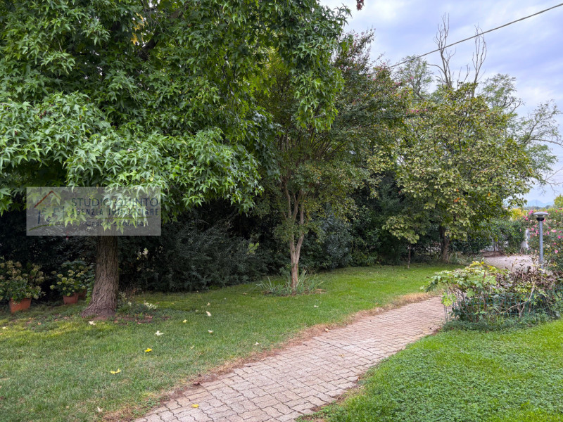 In campagna, ma non isolata e immersa nel verde di Quinto di Treviso, proponiamo questa villa sin...