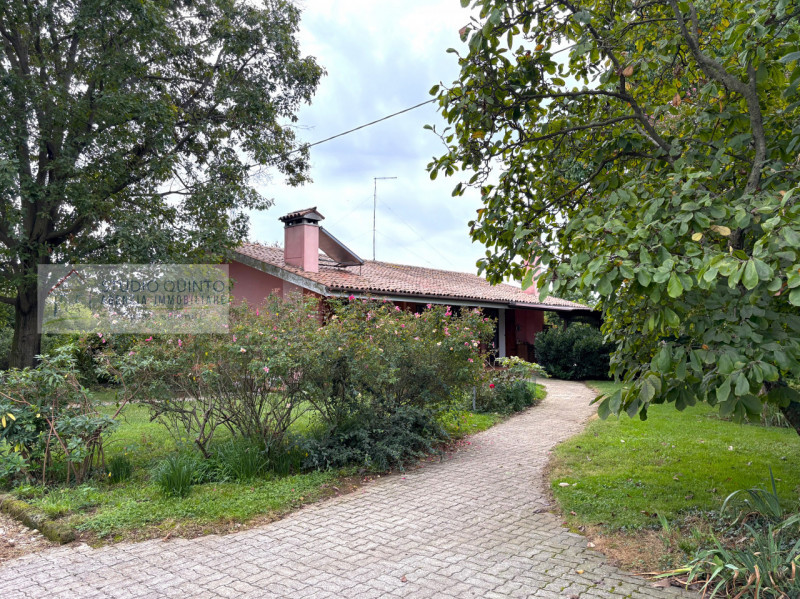 In campagna, ma non isolata e immersa nel verde di Quinto di Treviso, proponiamo questa villa sin...