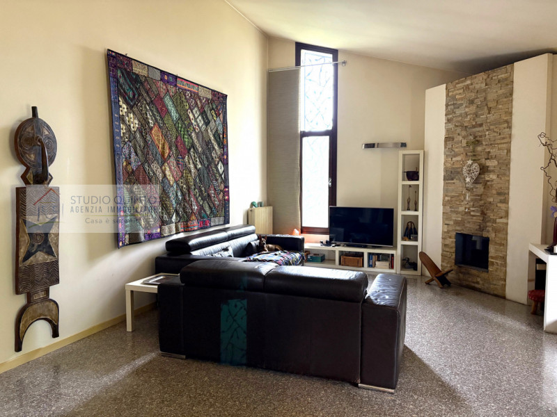 In campagna, ma non isolata e immersa nel verde di Quinto di Treviso, proponiamo questa villa sin...