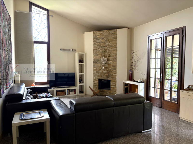 In campagna, ma non isolata e immersa nel verde di Quinto di Treviso, proponiamo questa villa sin...