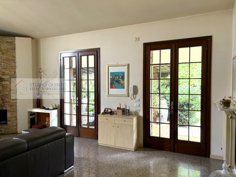 In campagna, ma non isolata e immersa nel verde di Quinto di Treviso, proponiamo questa villa sin...