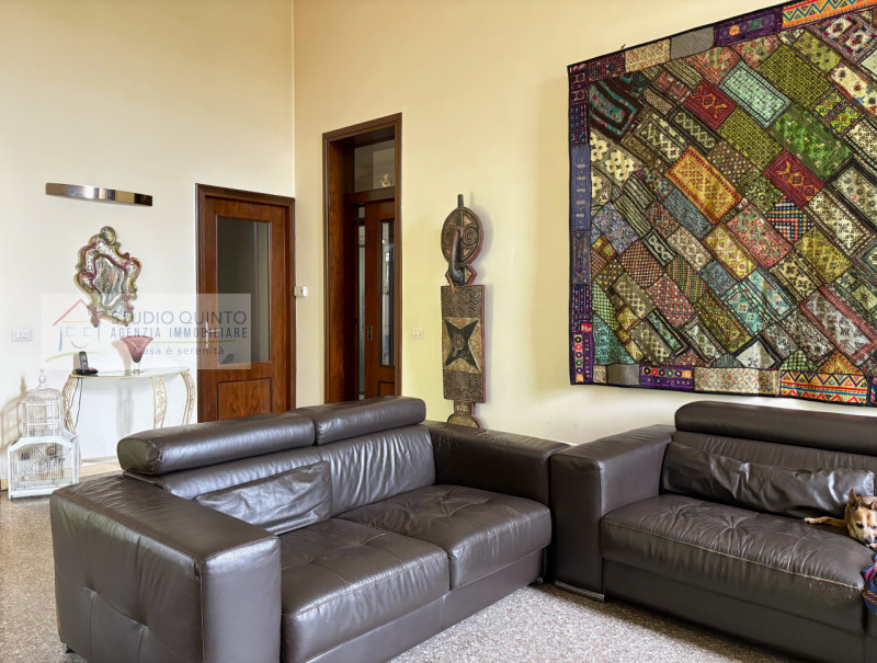 In campagna, ma non isolata e immersa nel verde di Quinto di Treviso, proponiamo questa villa sin...