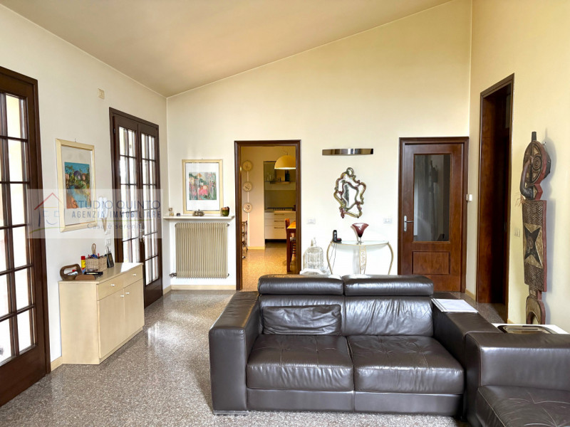 In campagna, ma non isolata e immersa nel verde di Quinto di Treviso, proponiamo questa villa sin...