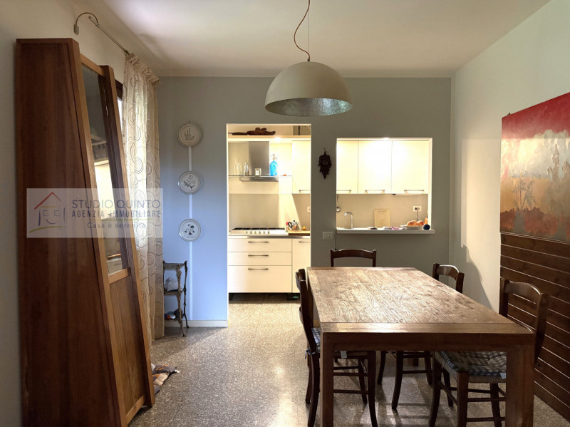 In campagna, ma non isolata e immersa nel verde di Quinto di Treviso, proponiamo questa villa sin...