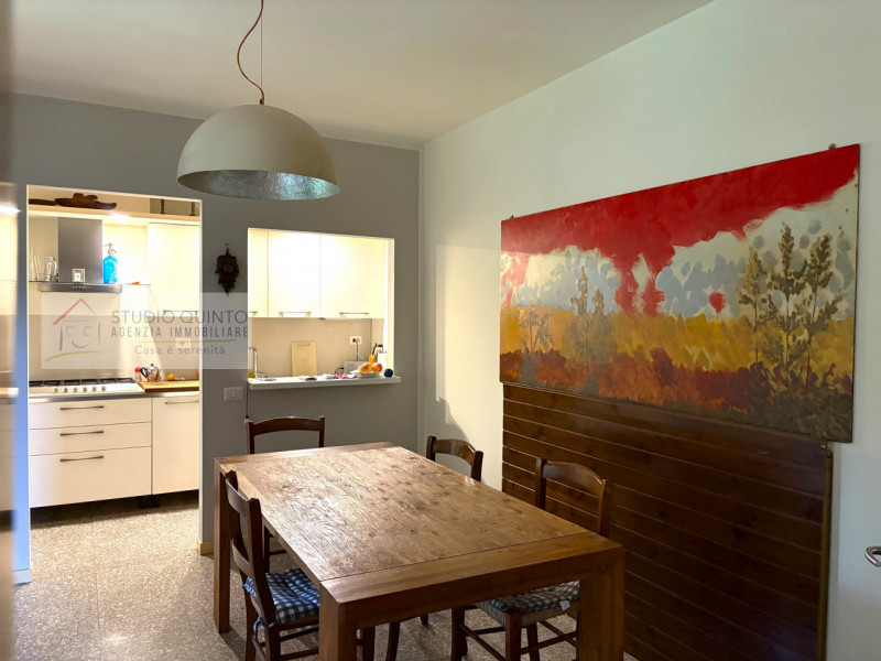 In campagna, ma non isolata e immersa nel verde di Quinto di Treviso, proponiamo questa villa sin...