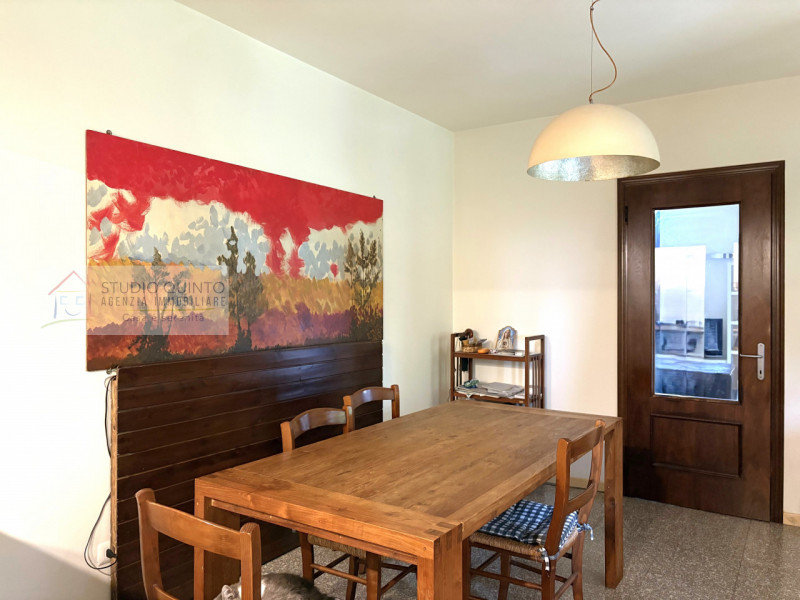 In campagna, ma non isolata e immersa nel verde di Quinto di Treviso, proponiamo questa villa sin...