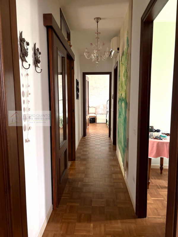 In campagna, ma non isolata e immersa nel verde di Quinto di Treviso, proponiamo questa villa sin...