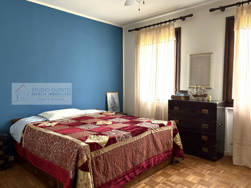 In campagna, ma non isolata e immersa nel verde di Quinto di Treviso, proponiamo questa villa sin...