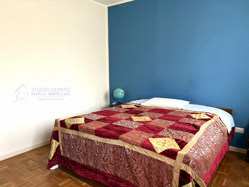 In campagna, ma non isolata e immersa nel verde di Quinto di Treviso, proponiamo questa villa sin...