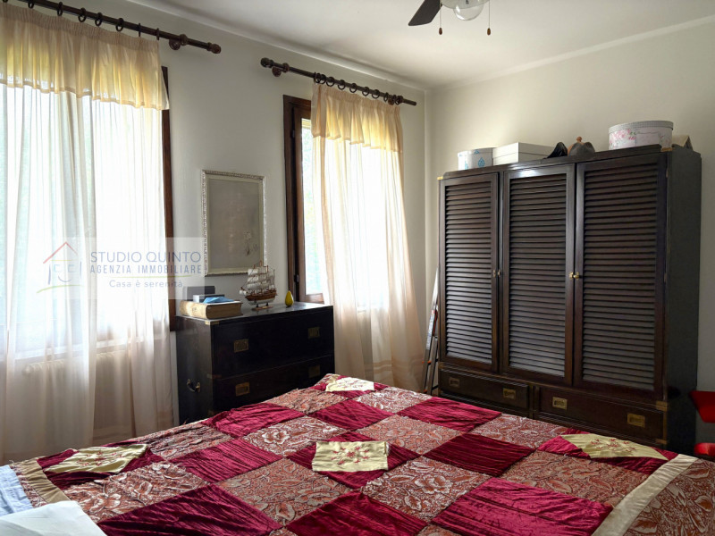 In campagna, ma non isolata e immersa nel verde di Quinto di Treviso, proponiamo questa villa sin...