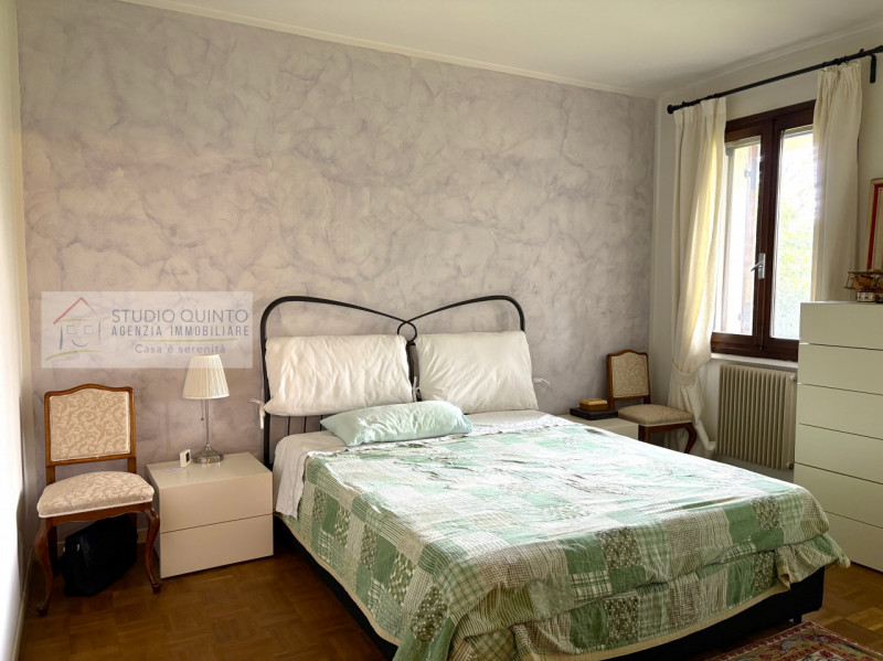 In campagna, ma non isolata e immersa nel verde di Quinto di Treviso, proponiamo questa villa sin...