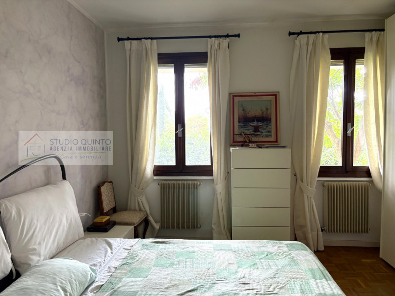 In campagna, ma non isolata e immersa nel verde di Quinto di Treviso, proponiamo questa villa sin...