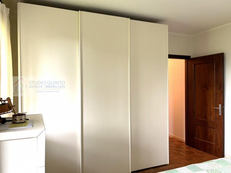 In campagna, ma non isolata e immersa nel verde di Quinto di Treviso, proponiamo questa villa sin...