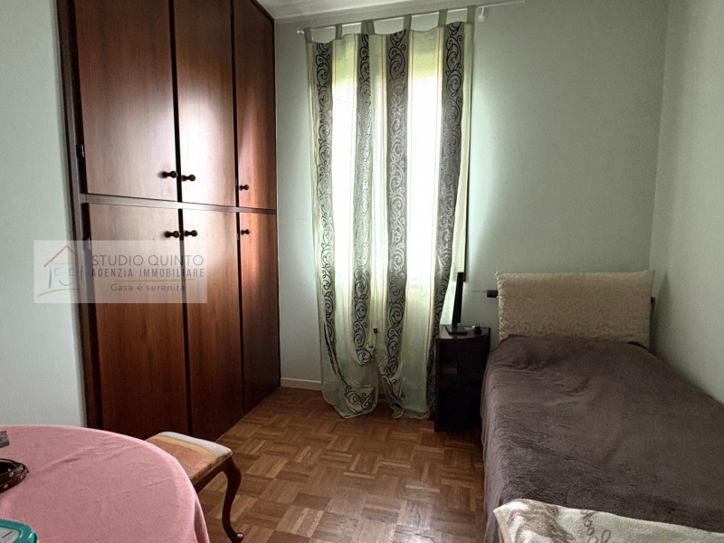 In campagna, ma non isolata e immersa nel verde di Quinto di Treviso, proponiamo questa villa sin...