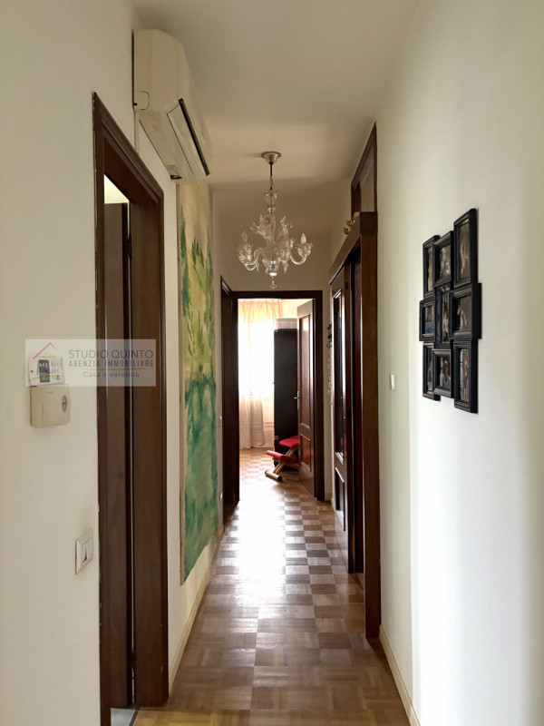 In campagna, ma non isolata e immersa nel verde di Quinto di Treviso, proponiamo questa villa sin...