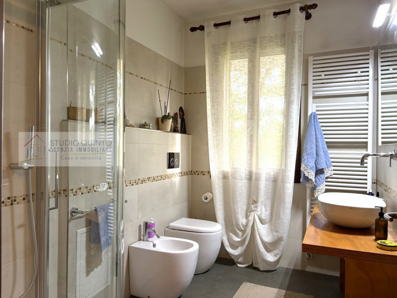 In campagna, ma non isolata e immersa nel verde di Quinto di Treviso, proponiamo questa villa sin...