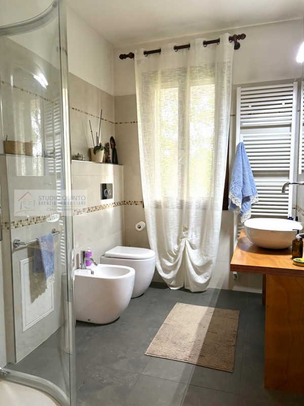 In campagna, ma non isolata e immersa nel verde di Quinto di Treviso, proponiamo questa villa sin...