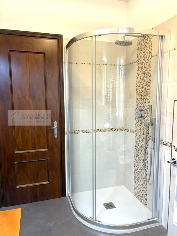 In campagna, ma non isolata e immersa nel verde di Quinto di Treviso, proponiamo questa villa sin...