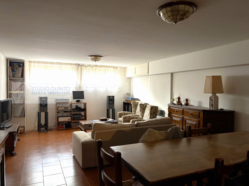 In campagna, ma non isolata e immersa nel verde di Quinto di Treviso, proponiamo questa villa sin...