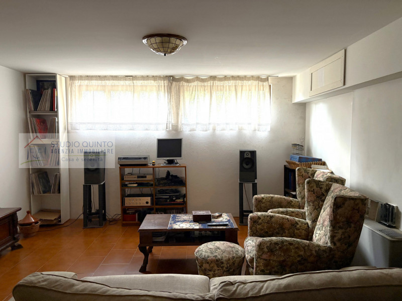 In campagna, ma non isolata e immersa nel verde di Quinto di Treviso, proponiamo questa villa sin...