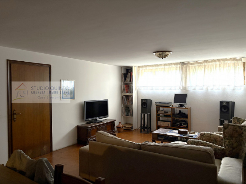 In campagna, ma non isolata e immersa nel verde di Quinto di Treviso, proponiamo questa villa sin...