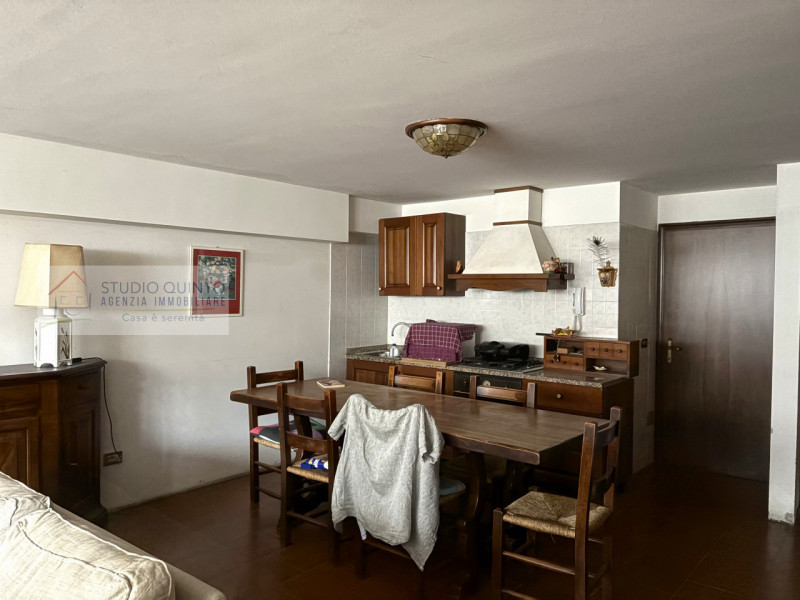 In campagna, ma non isolata e immersa nel verde di Quinto di Treviso, proponiamo questa villa sin...