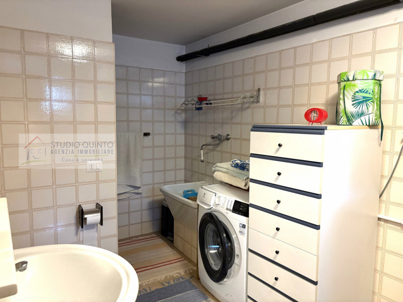 In campagna, ma non isolata e immersa nel verde di Quinto di Treviso, proponiamo questa villa sin...