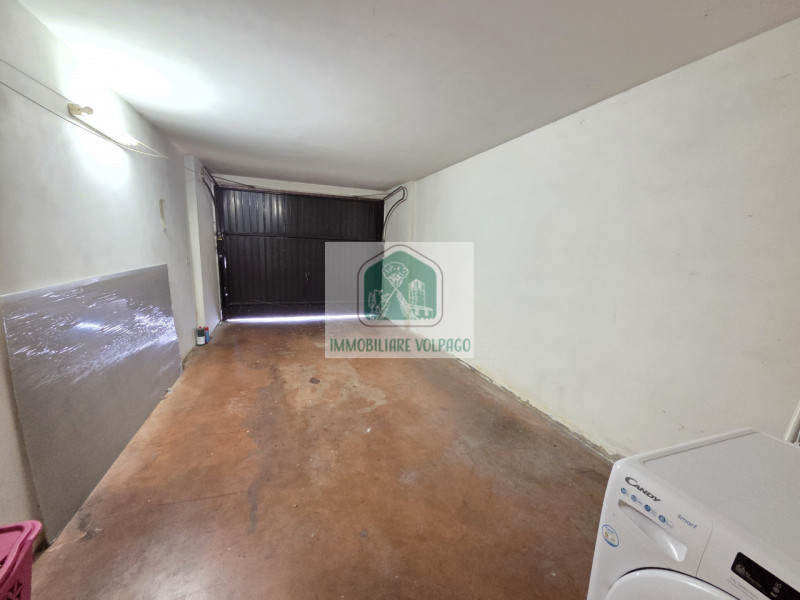 Benvenuti in questo splendido appartamento bilocale situato al piano terra, con due camere da let...