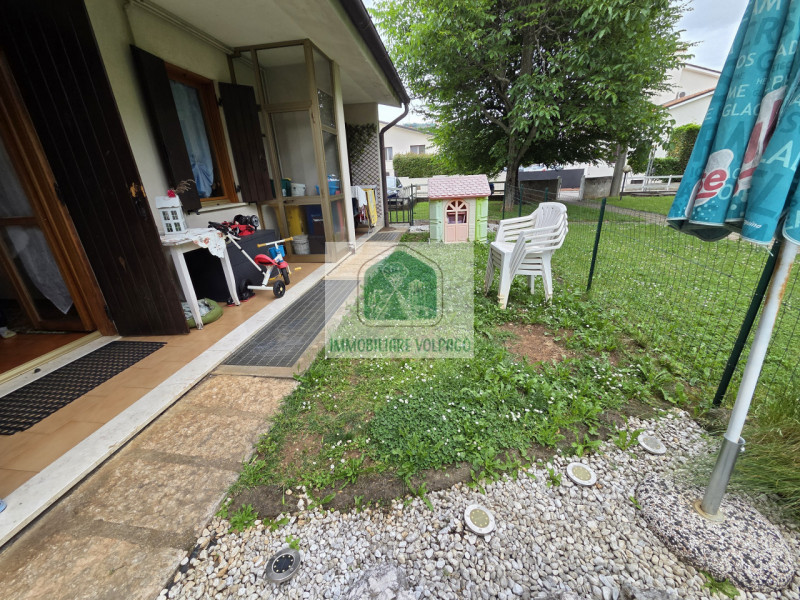 Benvenuti in questo splendido appartamento bilocale situato al piano terra, con due camere da let...