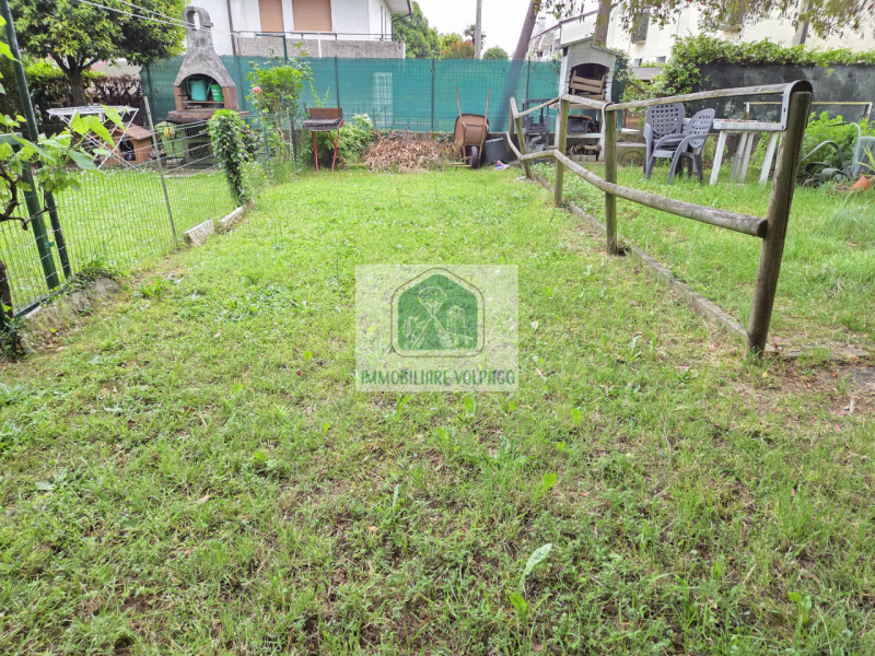 Benvenuti in questo splendido appartamento bilocale situato al piano terra, con due camere da let...