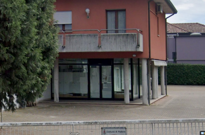 NEGOZIO/MAGAZZINO/LABORATORIO A BRUSEGANA €.3.800 - rif.RV001

a Brusegana sulla strada principal...