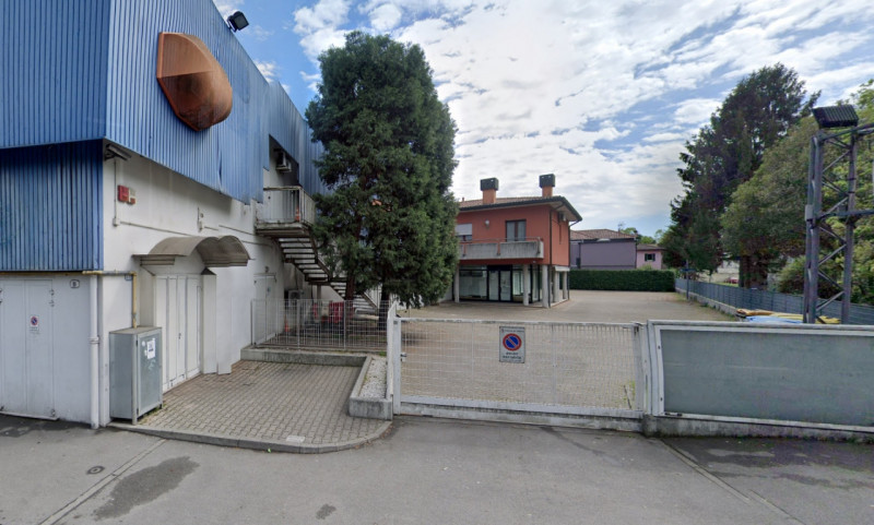 NEGOZIO/MAGAZZINO/LABORATORIO A BRUSEGANA €.3.800 - rif.RV001

a Brusegana sulla strada principal...