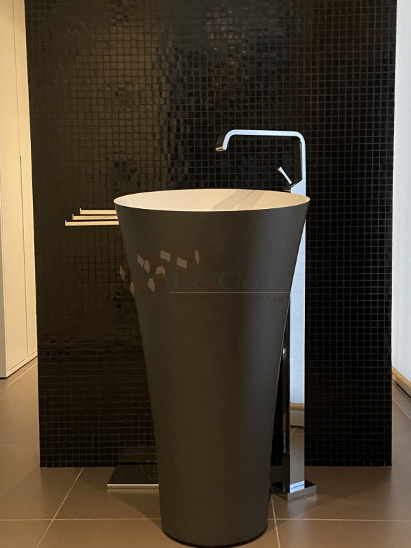 Scopri questa straordinaria villa situata nella suggestiva comune di Alonte, immersa nel verde de...