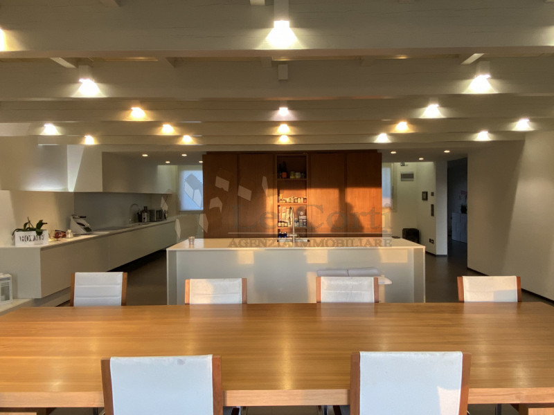 Scopri questa straordinaria villa situata nella suggestiva comune di Alonte, immersa nel verde de...