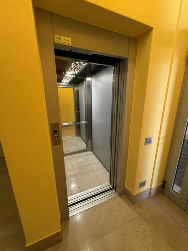 COMPOSIZIONE:
ufficio al piano primo composto da ingresso nell'ampia sala d'attesa, due ambienti ...