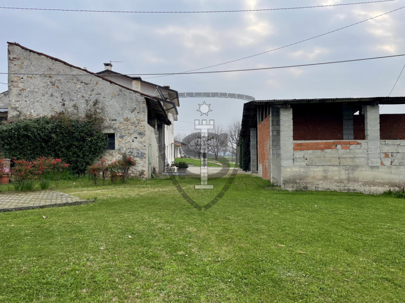 A Pianezze proponiamo in vendita uno spazioso casale da ristrutturare di 250 mq, con la possibili...